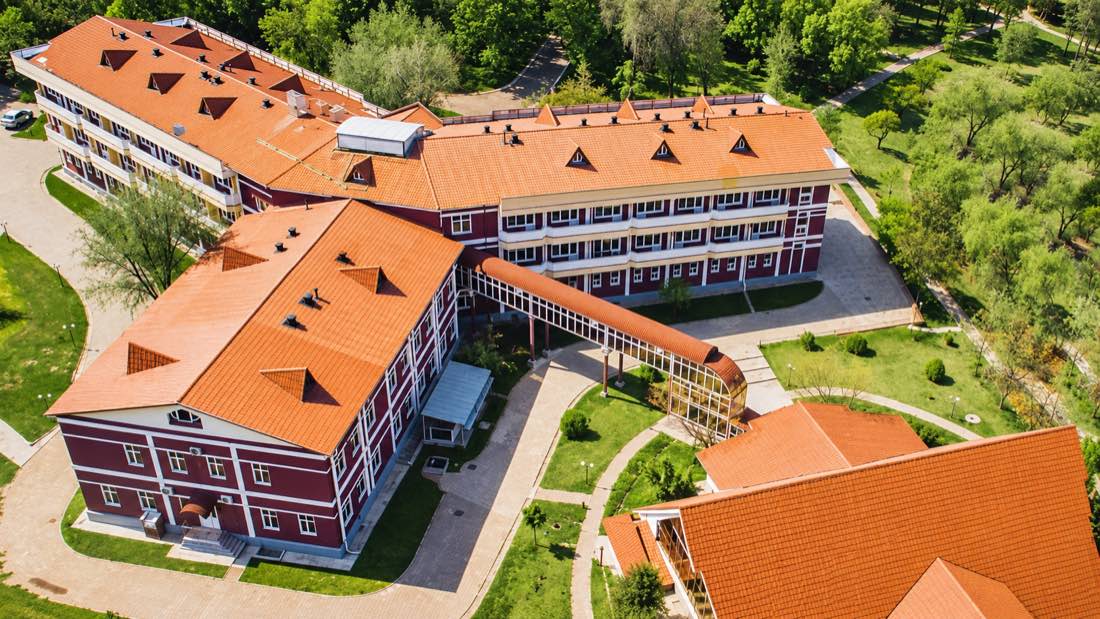 Корпуса и территория Altyn Bulak с высоты